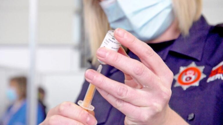 Instan a mujeres embarazadas de Inglaterra a vacunarse ante propagación de variante Delta