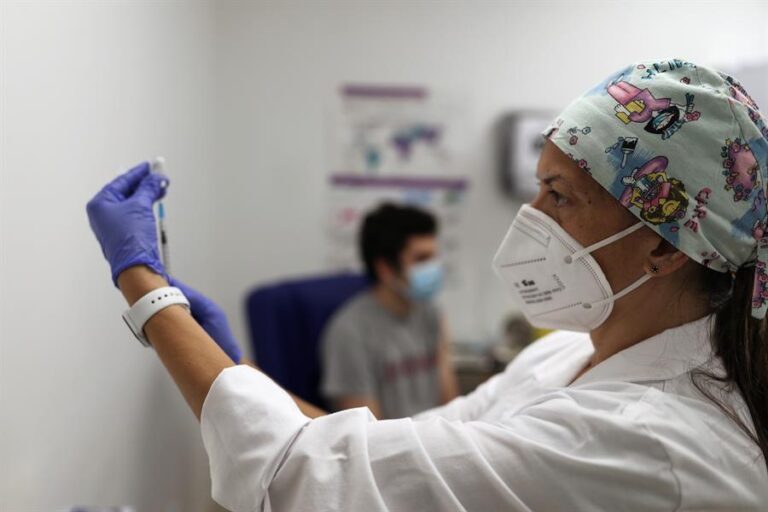 Nuevos contagios se disparan en Reino Unido a más de 42 mil casos este miércoles