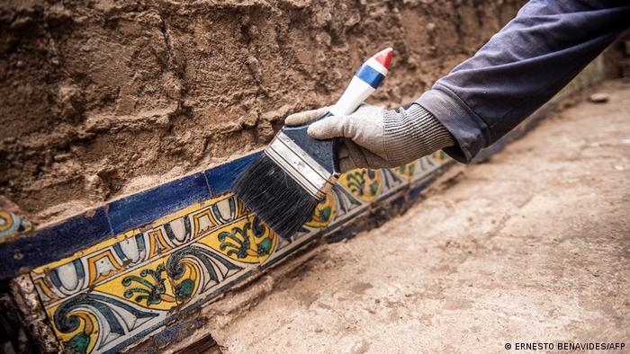 Descubren por casualidad los restos una capilla construida en el siglo XVII bajo una plaza de Perú