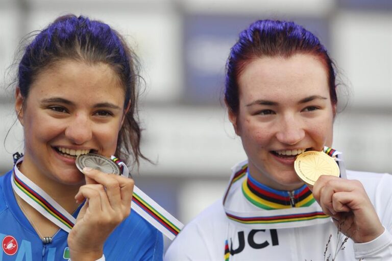 ¿Por qué los atletas olímpicos muerden las medallas que ganan?