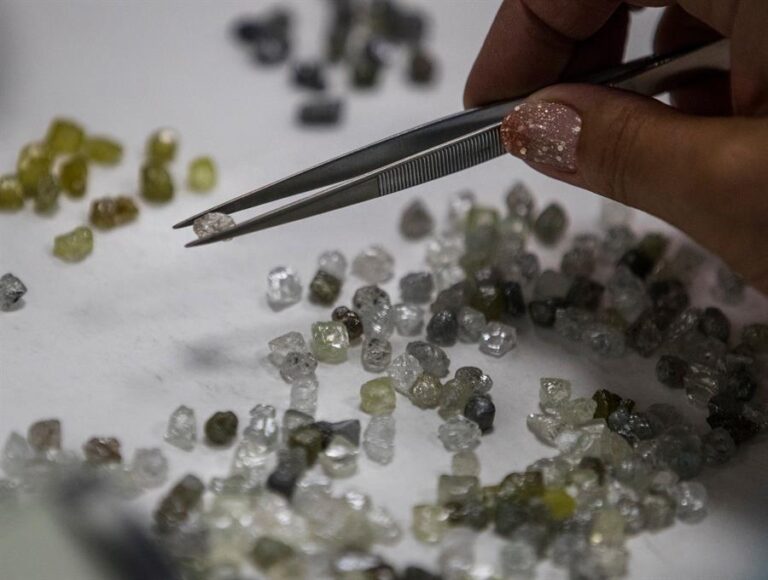 Londres: Mujer cambió piedras por diamantes avaluados en casi $6 millones de dólares