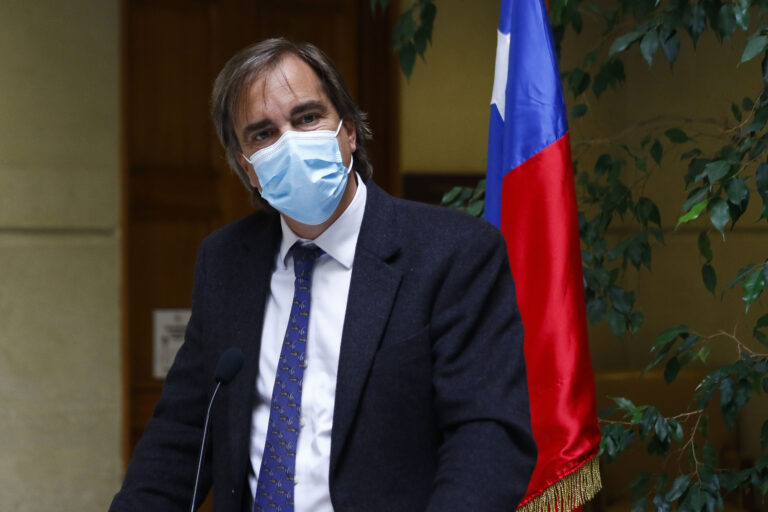 Denuncia de asesora del hogar: Cruz-Coke publica documentos y dice que “no existe solicitud de trabajar en pandemia”