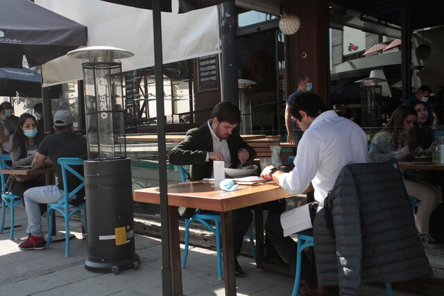 Restaurantes podrán atender en espacios cerrados: El detalle de aforos para el comercio del nuevo Plan Paso a Paso