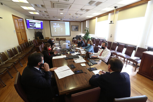 Comisión aprueba legislar sobre rebaja del 50% al impuesto específico a los combustibles