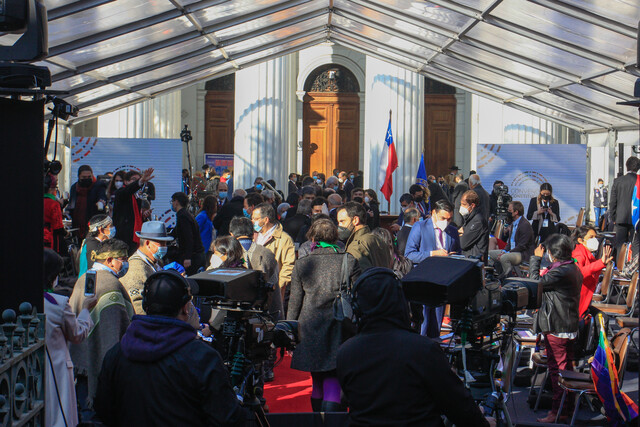 Gritos acusando represión y el himno cantado por Chile Vamos: Suspendieron el inicio de la CC