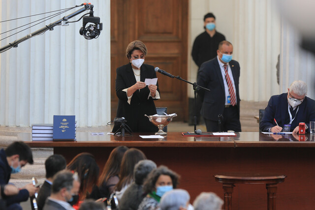 Carmen Gloria Valladares, la magistrada que sacó aplausos transversales en la instalación de la CC