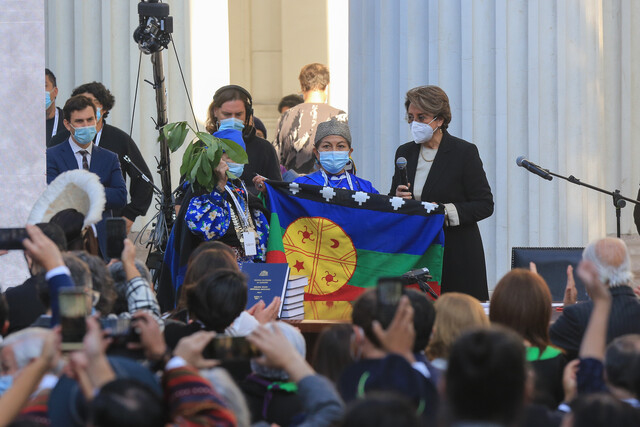 Dos doctorados y participante del diseño de bandera mapuche: Quién es Elisa Loncón, presidenta de la CC