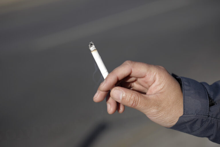 Ingresó al Senado el proyecto que buscar prohibir fumar en playas, ríos y lagos