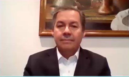 Dr. Carlos Pérez llamó a usar mascarillas quirúrgicas y dejar las de tela: 