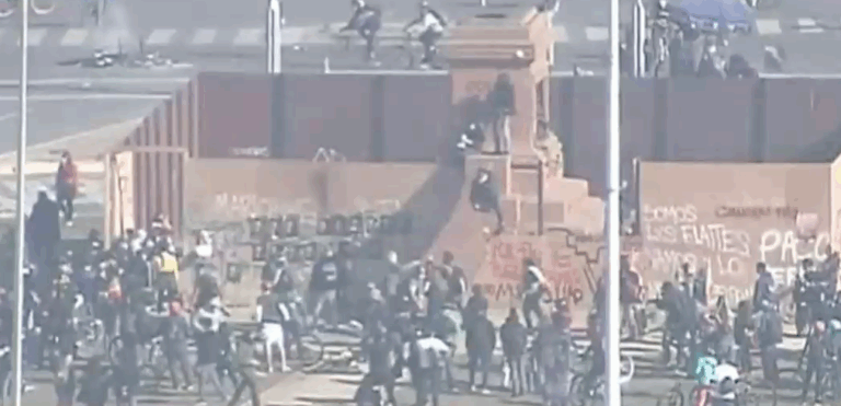 Manifestantes derribaron muro que resguardaba el pedestal de la estatua a Baquedano