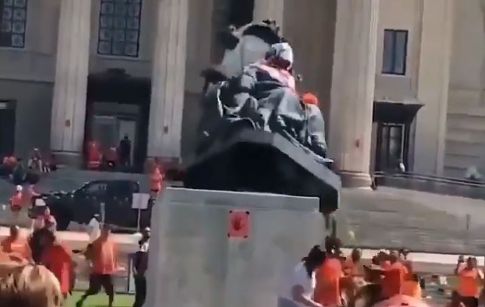 Canadá: Derribaron estatuas de reinas británicas por hallazgo de tumbas sin nombre de niños indígenas