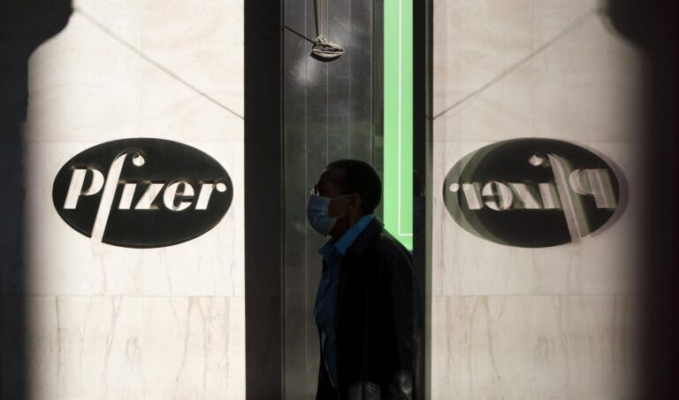 UE asegura estar preparada para adquirir más vacunas Pfizer para entregar una tercera dosis