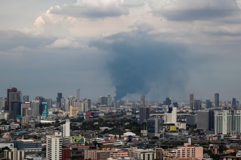 Un joven bombero muerto y 33 heridos dejó explosión en fábrica de Tailandia