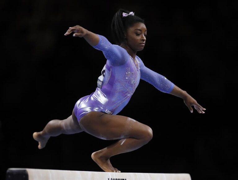 Simone Biles participará en la final de barra tras retirarse de otras cinco