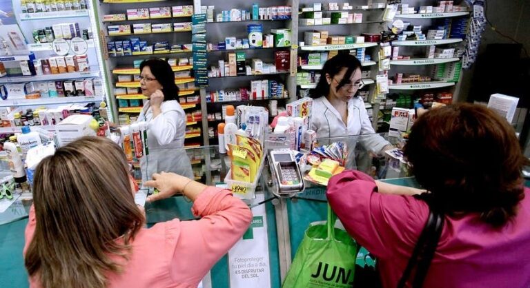 Trabajadores de farmacias respaldan proyecto para cerrar el comercio a las 19:00 horas: Llaman a 
