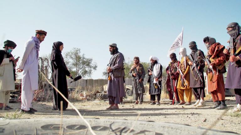 ¿Más progresistas e inclusivos? Talibanes quieren mostrar que han cambiado, pero sus señales sugieren lo contrario