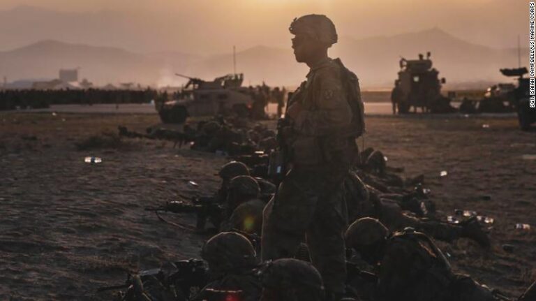 EE.UU. mantiene conversaciones directas con líderes talibanes para intentar salvar la crisis de Biden en Afganistán