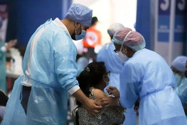 Raúl Sohr y petición de la OMS de aplazar tercera dosis: 