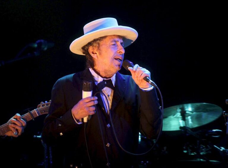 Mujer acusa a Bob Dylan de haber abusado sexualmente de ella a los 12 años