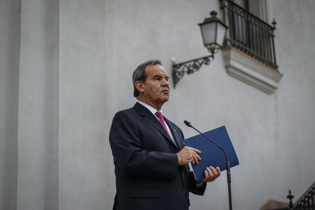 Allamand confirma apoyo a estudiante afgana de la U. de Chile que pidió ayuda para trasladar a su familia desde Kabul