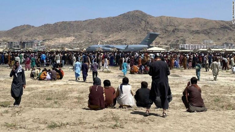20 mil afganos esperan en el aeropuerto: EE.UU. enviará decenas de aviones a Kabul esta semana