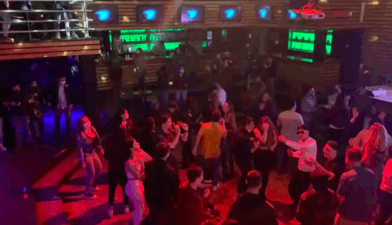 Por no uso de mascarillas: Autoridad sanitaria inicia sumario contra primera discoteque que abrió en Magallanes