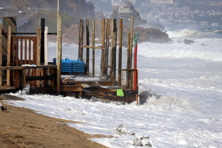 Fuertes marejadas causaron daños en locales del borde costero en la región de Valparaíso