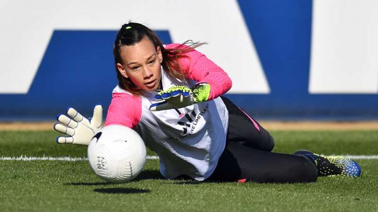 Tiane Endler debutó con éxito con el Lyon en triunfo sobre Barcelona en EE.UU.