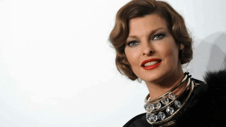 Linda Evangelista demanda a una empresa de cosméticos tras tratamiento que la dejó 