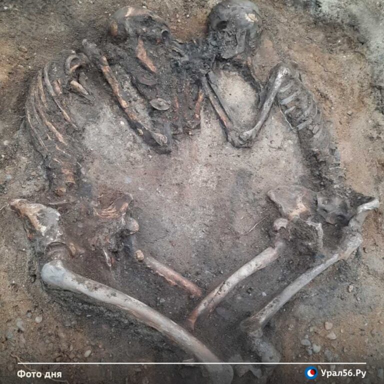 Rusia: Descubren el esqueleto de una pareja enterrada en forma de corazón que data de la Edad de Bronce