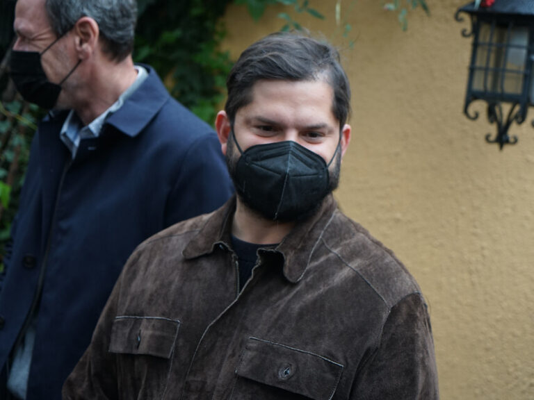 Pulso Ciudadano: Boric lidera preferencias y 70,8% aprueba el cuarto retiro