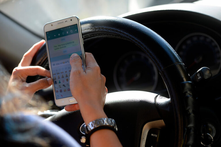 Uso de celular al conducir será sancionado con hasta $150 mil: ¿Cuándo se considera una infracción?