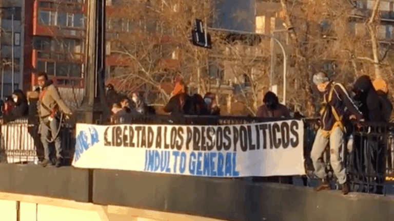 Familiares de presos del estallido protestan colgados del puente Pío Nono para exigir indulto
