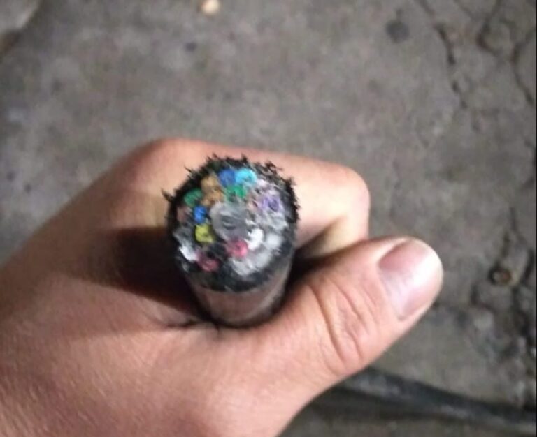 Corte intencional en fibra óptica de VTR dejó a sectores de Providencia y Santiago centro sin servicio