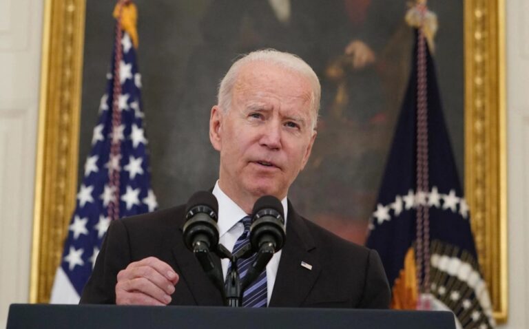 Biden retirará la regulación de vacunación de COVID-19 dirigida a grandes empresas