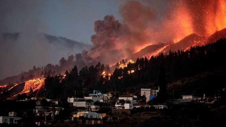 La lava del volcán Cumbre Vieja de La Palma está a menos de un kilómetro del mar