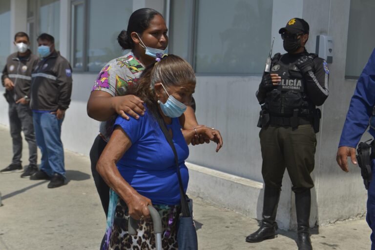 Policía ecuatoriana mantiene operativos tras fatales incidentes en cárcel de Guayas