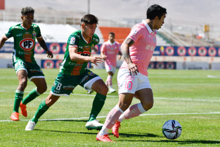 A dos puntos del líder: La UC ganó en El Salvador y presiona a Colo Colo