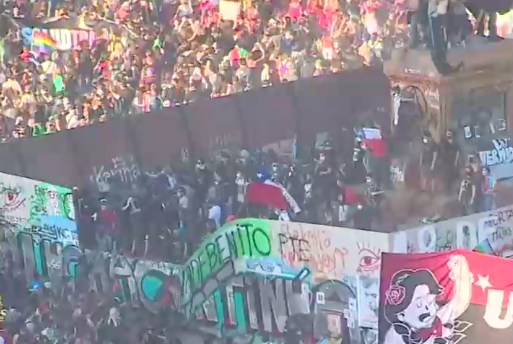 Derriban perímetro del monumento al General Baquedano durante segundo aniversario del 18-O