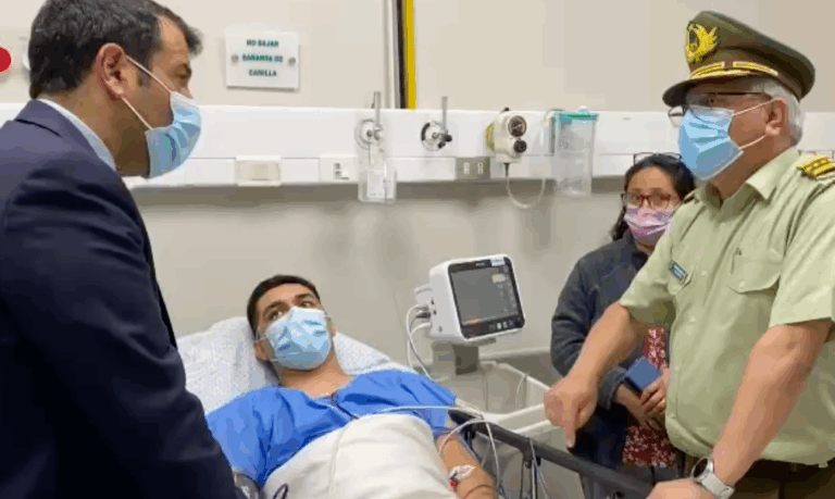 Ministro del Interior y general director de Carabineros visitaron a funcionarios heridos tras aniversario del 18-O