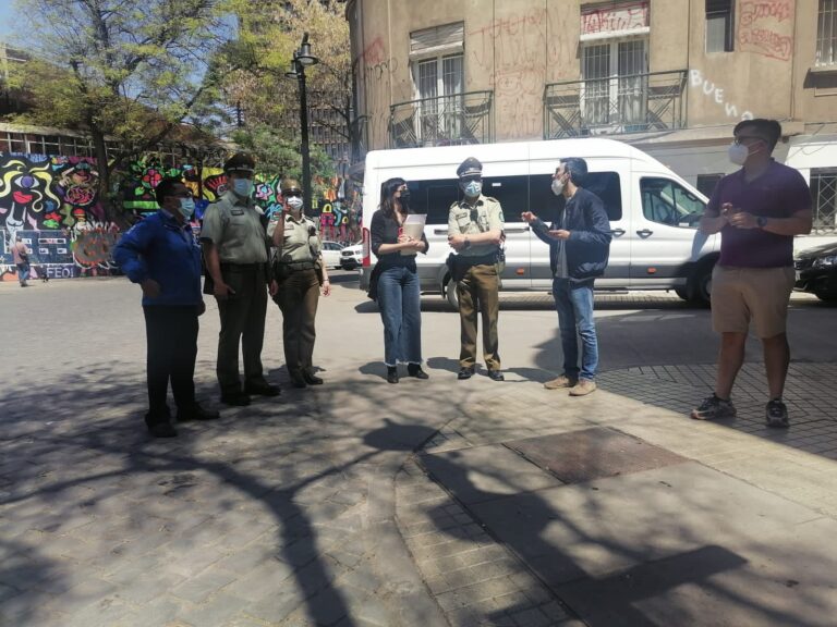 Municipalidad de Santiago retiró mobiliario público y sostuvo reunión con vecinos en la antesala de un nuevo 18-O