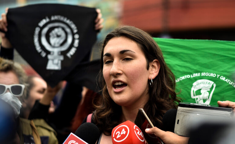 Emilia Schneider se convirtió en la primera diputada trans de Chile