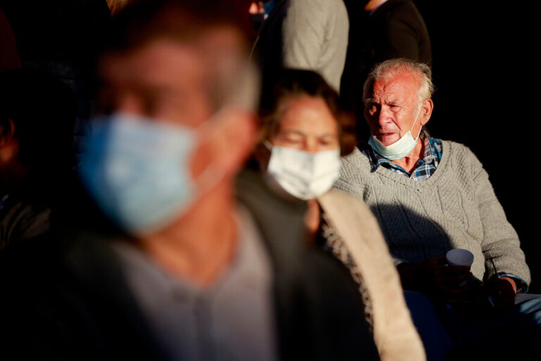 1/3 de los adultos mayores redujeron sus ingresos en pandemia a menos de la mitad: Más afectadas son mujeres