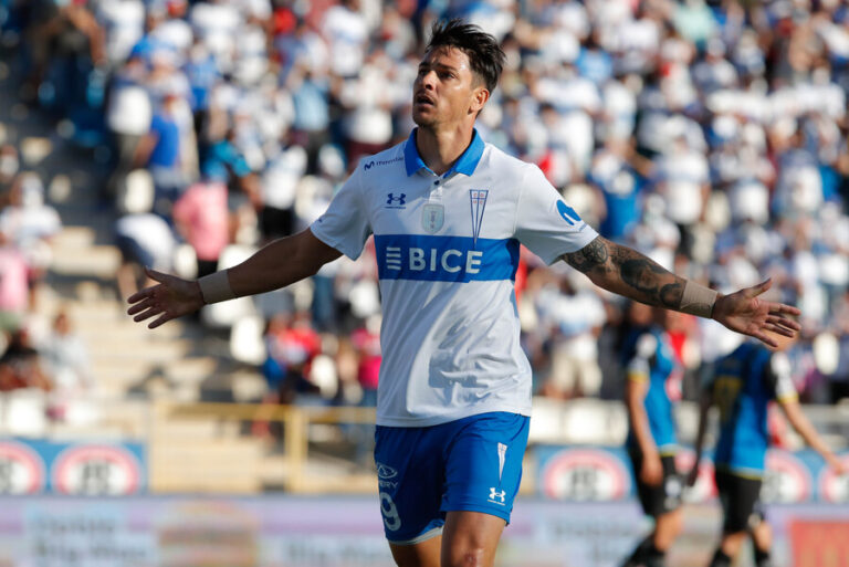 Universidad Católica venció a Huachipato con comodidad y quedó a un paso del tetracampeonato
