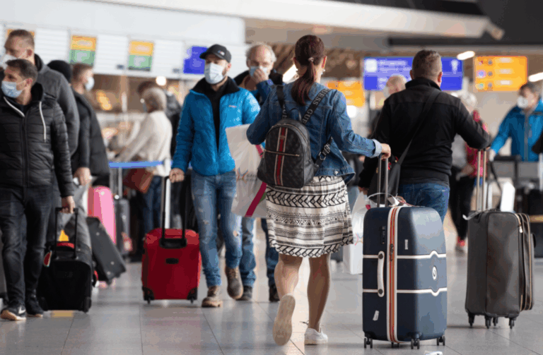 Revisa los países que han impuesto restricciones de viaje por la nueva variante de coronavirus