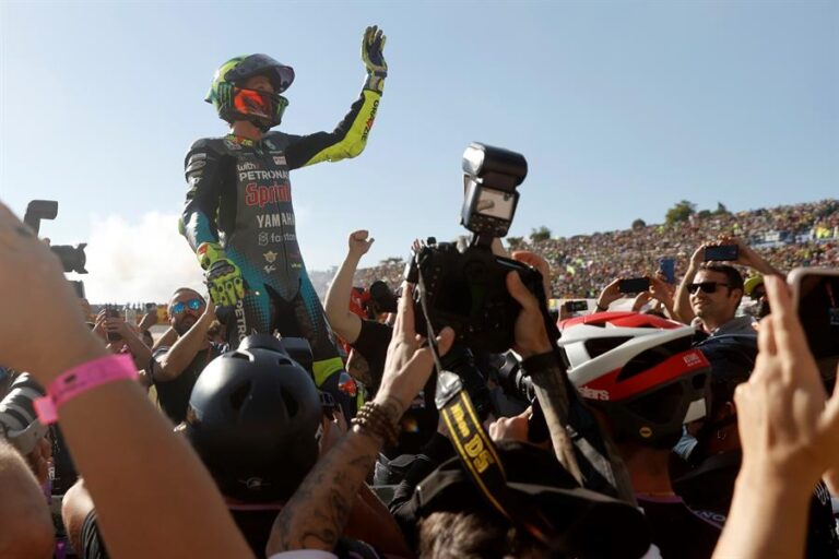 Valentino Rossi corrió por última vez en el MotoGP con Ronaldo Nazario dando el banderazo final: 