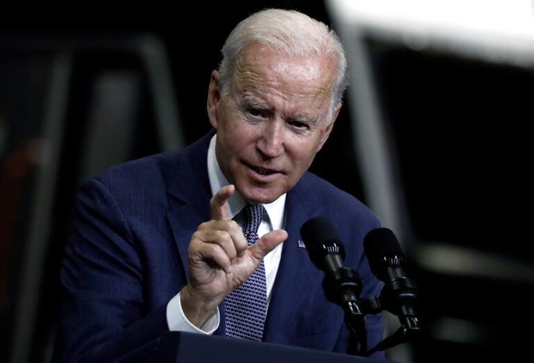 Biden fue captado insultando a un reportero de Fox tras quedar con el micrófono abierto
