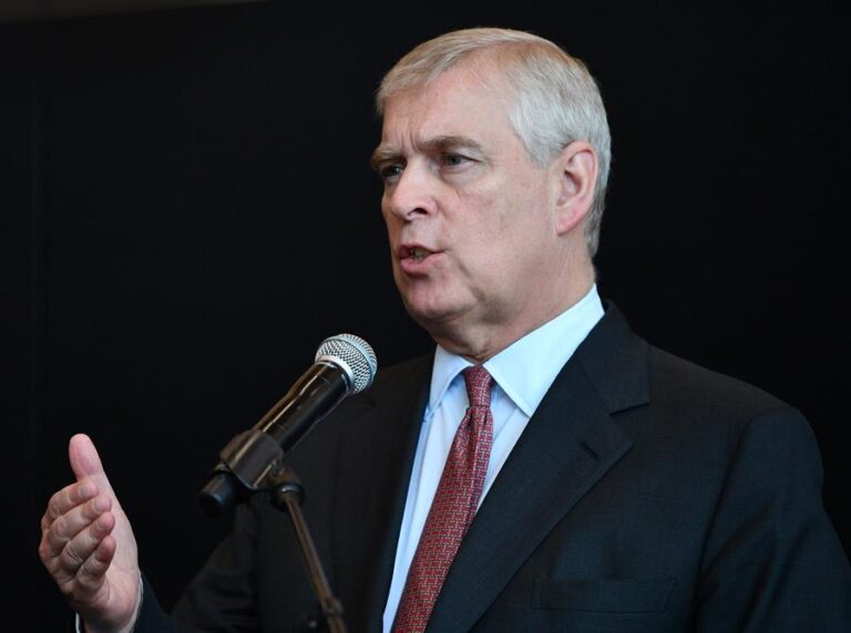 Sujeto le gritó al príncipe Andrés mientras trasladaba el ataúd de la reina Isabel II: 