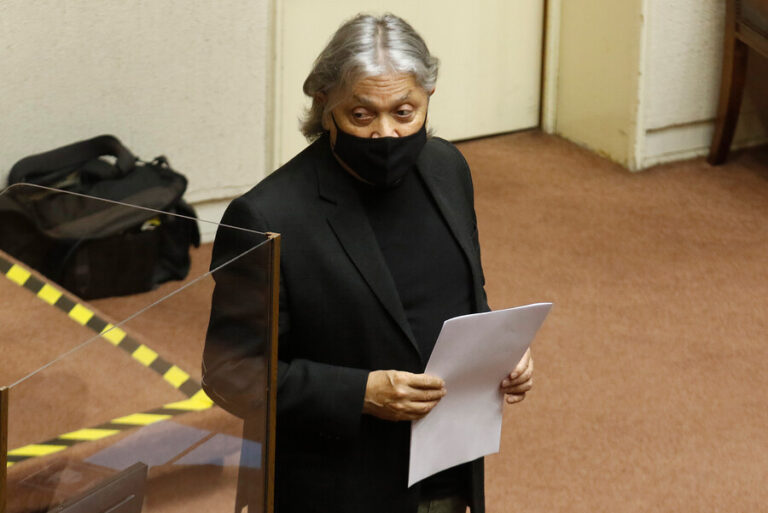 Senador Navarro se suma a críticas y también denuncia a Sebastián Izquierdo ante el Servel