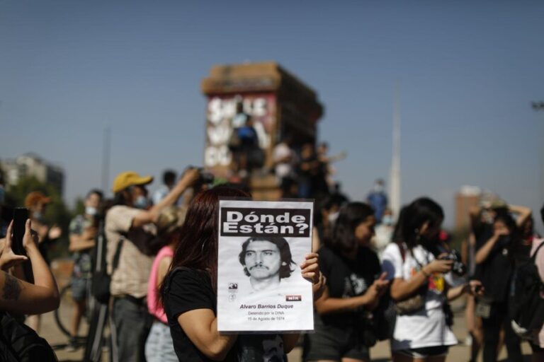 Manifestantes se congregan en Plaza Baquedano tras confirmación de la muerte de Lucía Hiriart